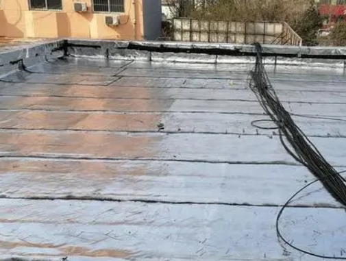 云浮市卫生间漏水维修公司分享下云浮市屋面楼顶防水刚性防水层施工要点。